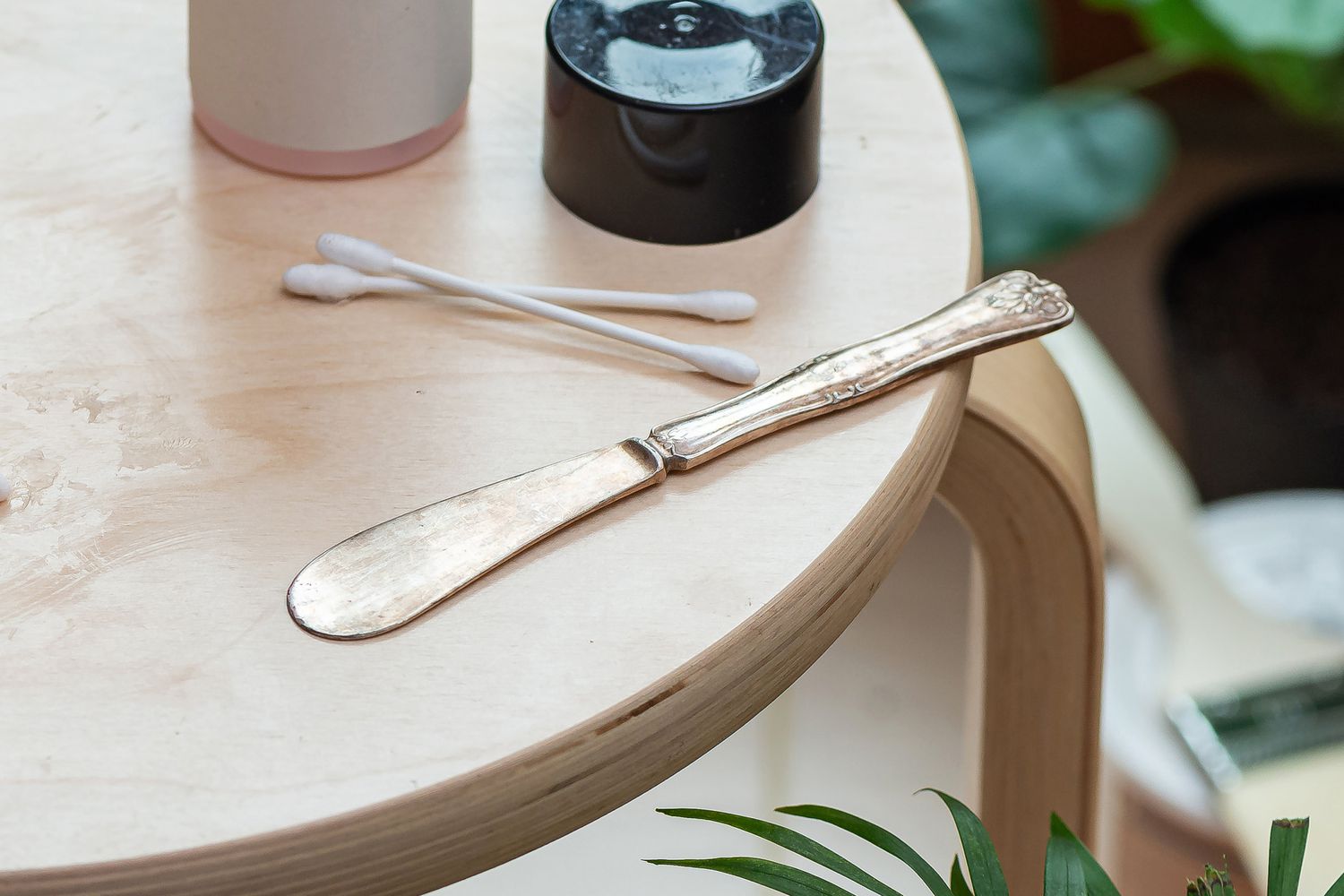 Utiliser un couteau à beurre pour gratter l'excès de colle sur une table en bois