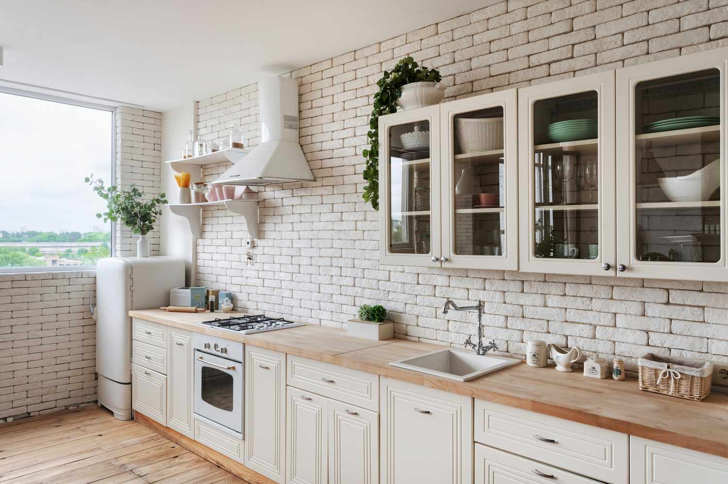 Weiße Küche in Wohnung mit moderner Einrichtung