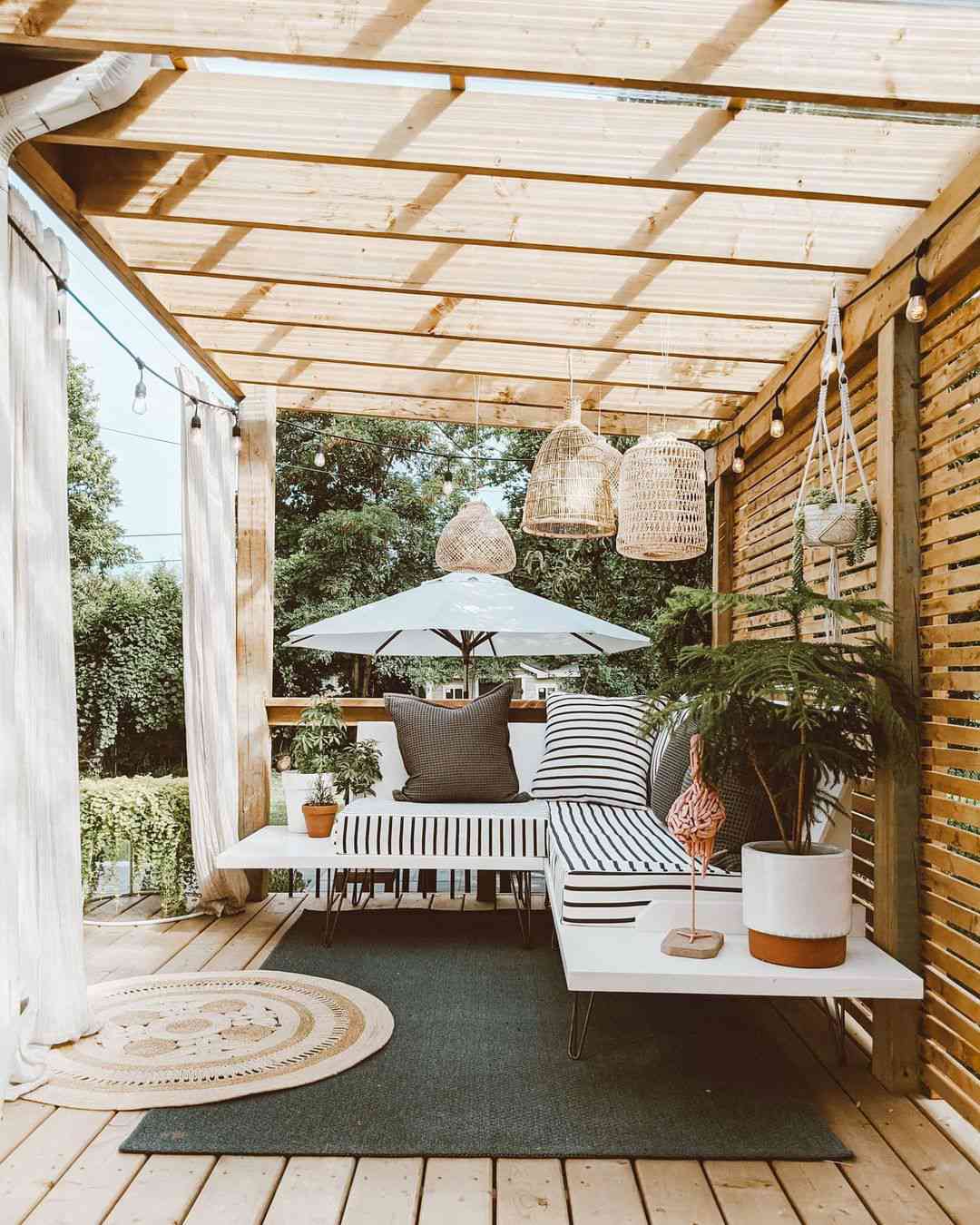 Planta colgando de una pérgola en el exterior