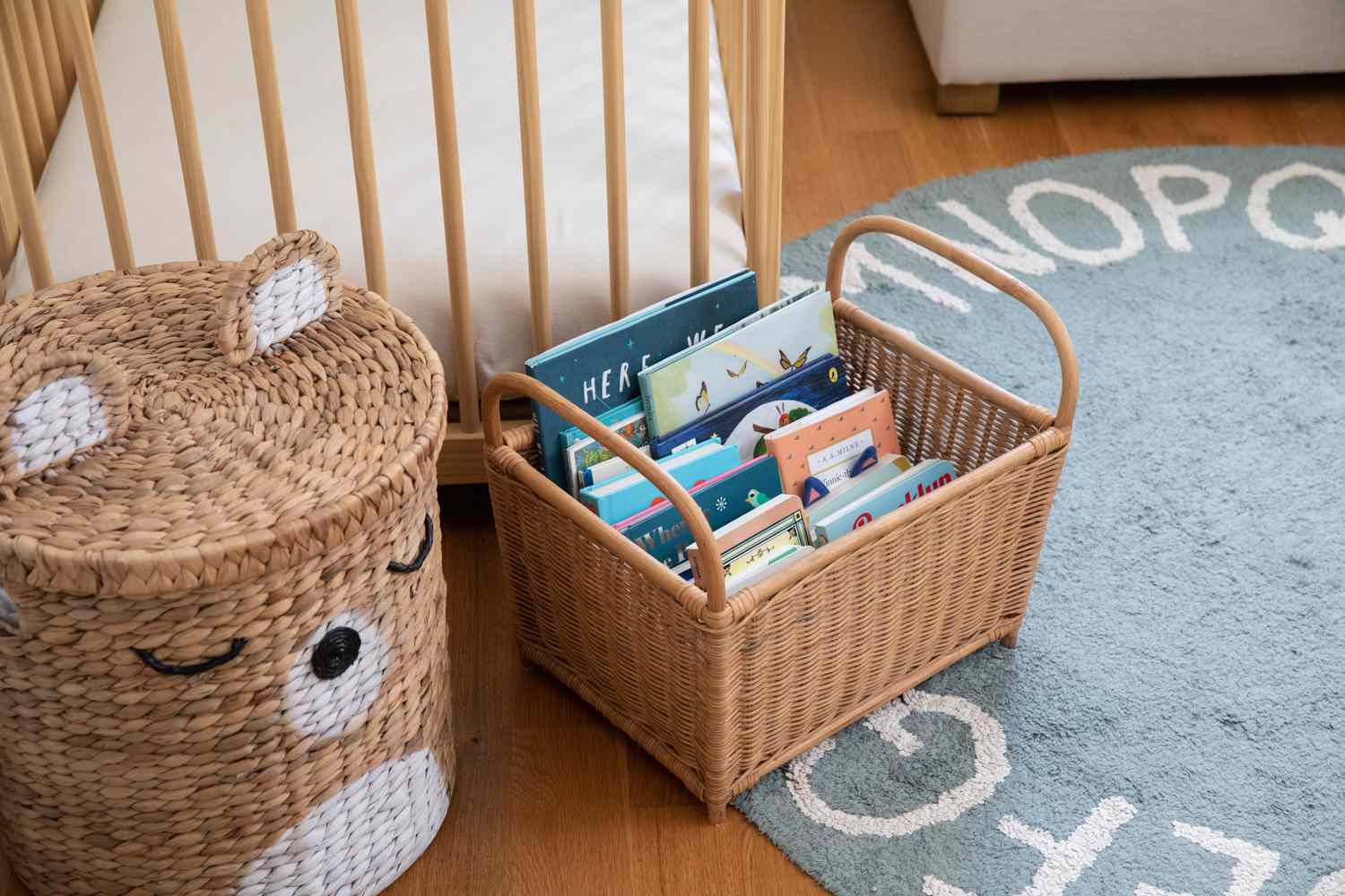 Wäschekorb zur Aufbewahrung von Büchern im Kinderzimmer