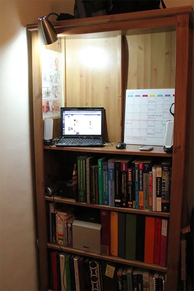Una estantería con un portátil encima