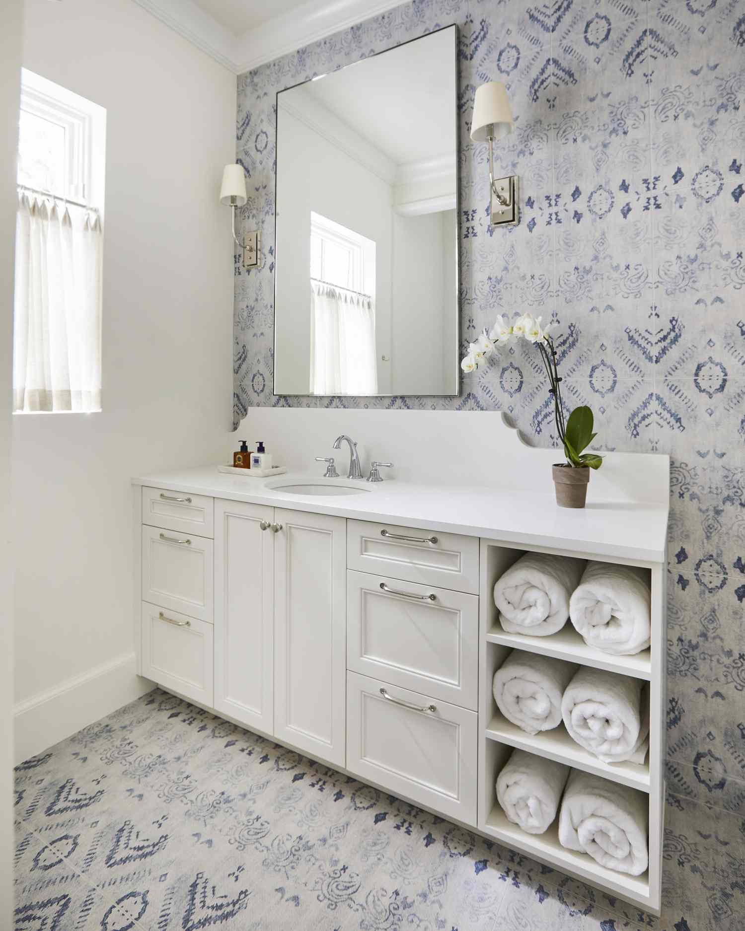 Um banheiro com o mesmo padrão de azulejos na parede e no piso