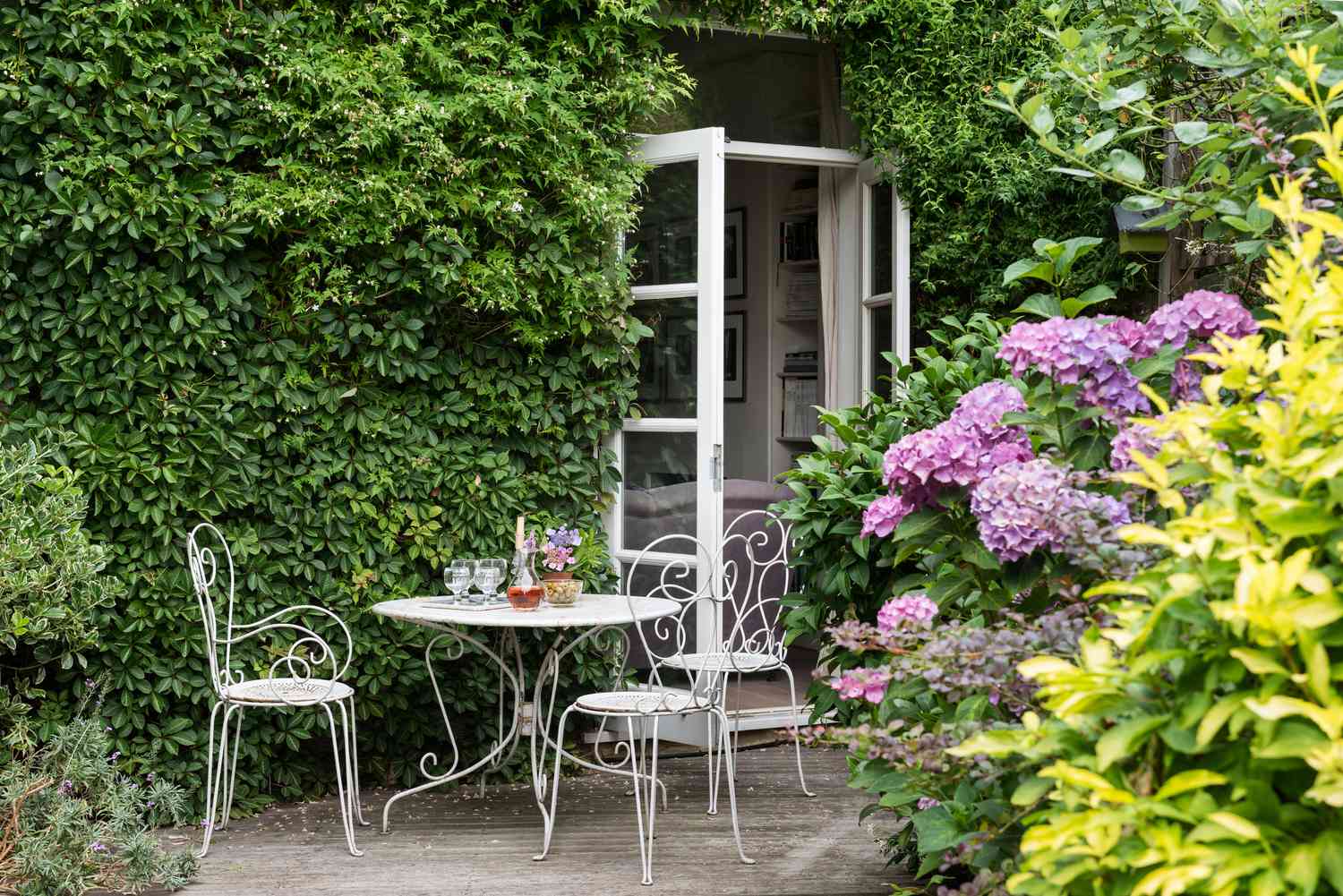 Un ensemble de patio en fer forgé dans un jardin luxuriant
