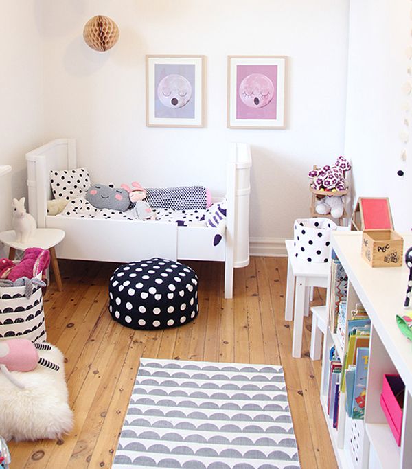 Chambre de fille de style scandinave avec des meubles adaptés aux enfants