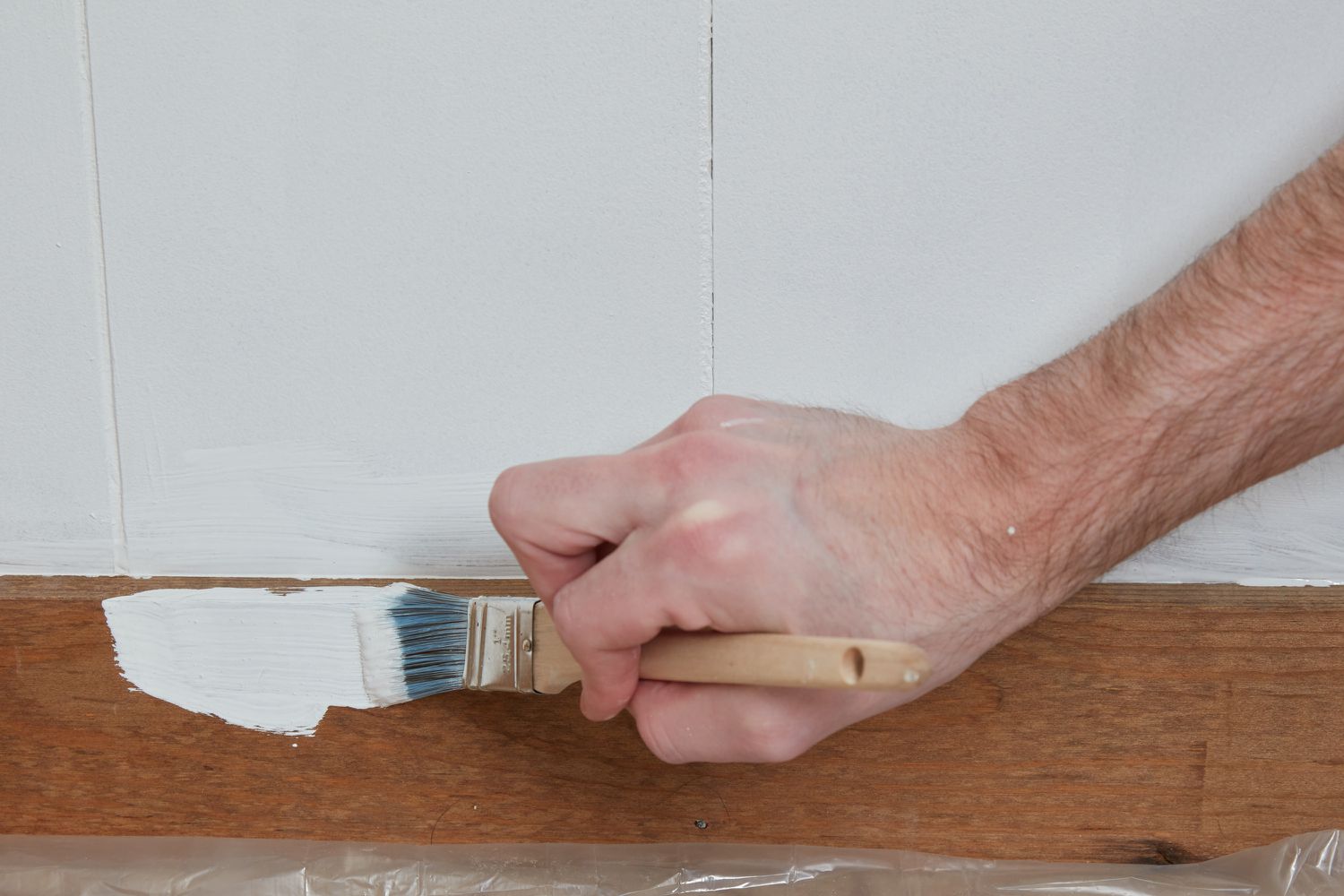 Primer plano de molduras de madera cepilladas con pintura blanca