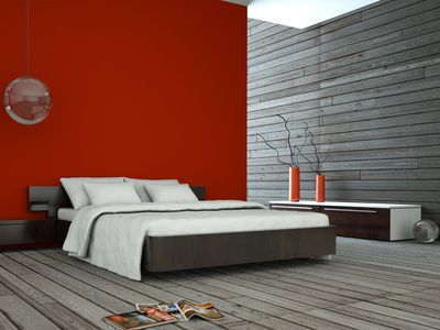 Modernes Schlafzimmer mit Holzvertäfelung