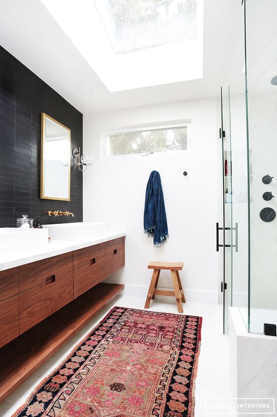 Banheiro com tapete turco