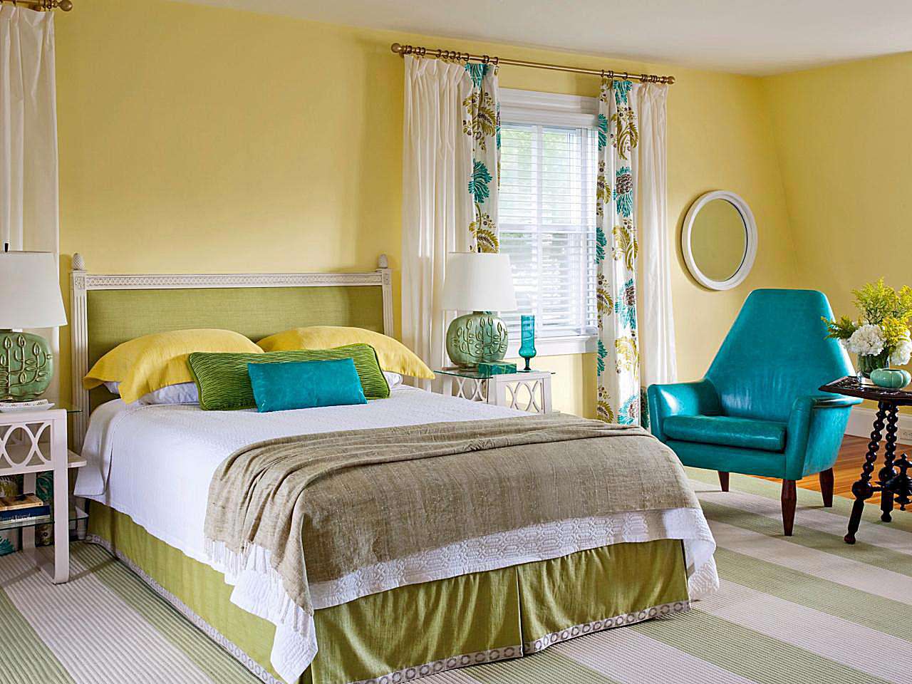 Gelbes, blaues und grünes Schlafzimmer