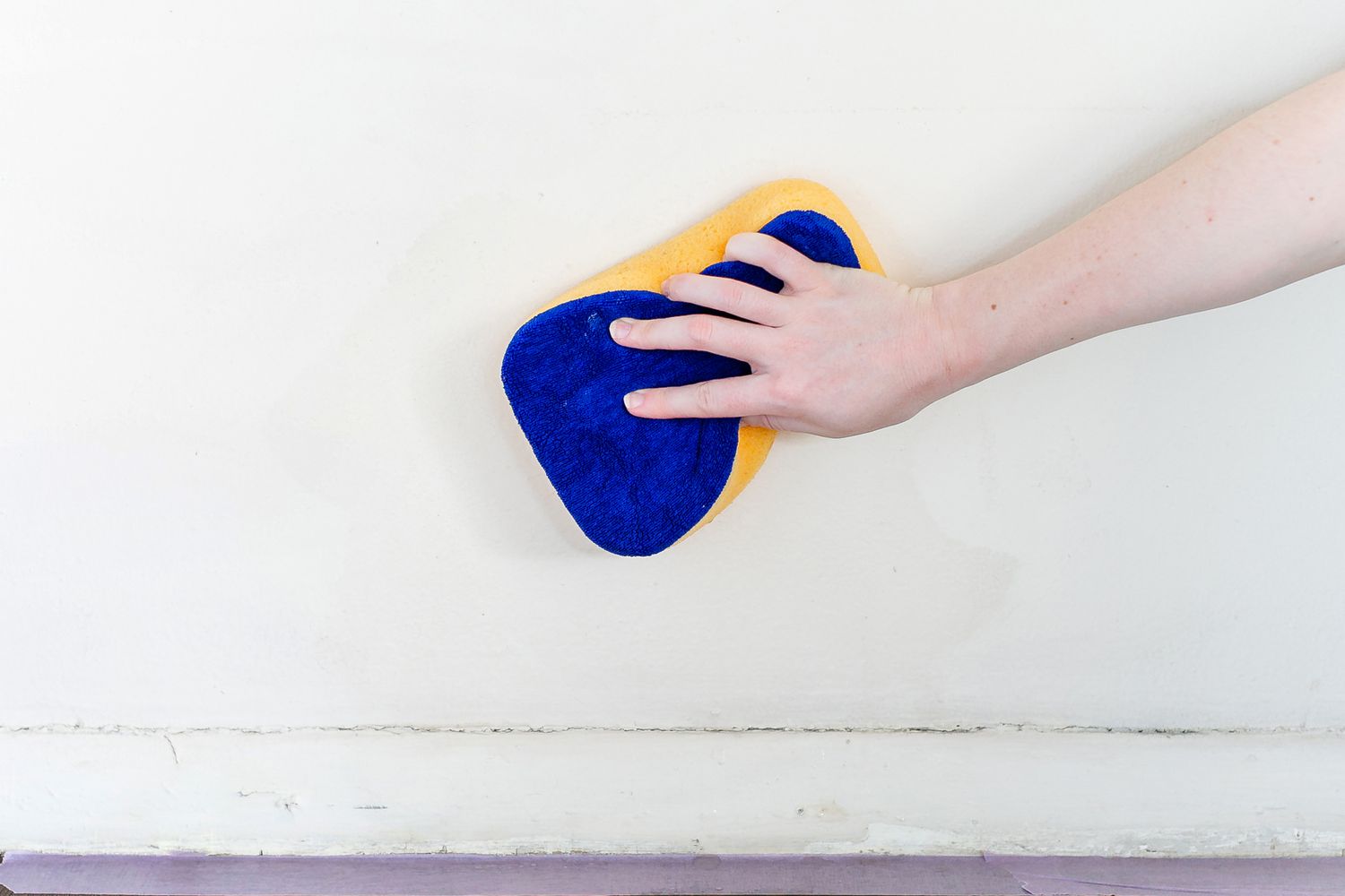 lavar las paredes con una esponja húmeda