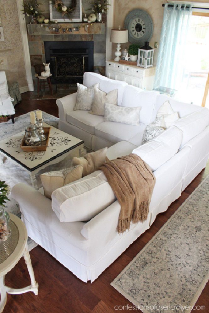 Ein Blick aus der Vogelperspektive auf eine gepolsterte weiße Couch mit weißen Kissen darauf.