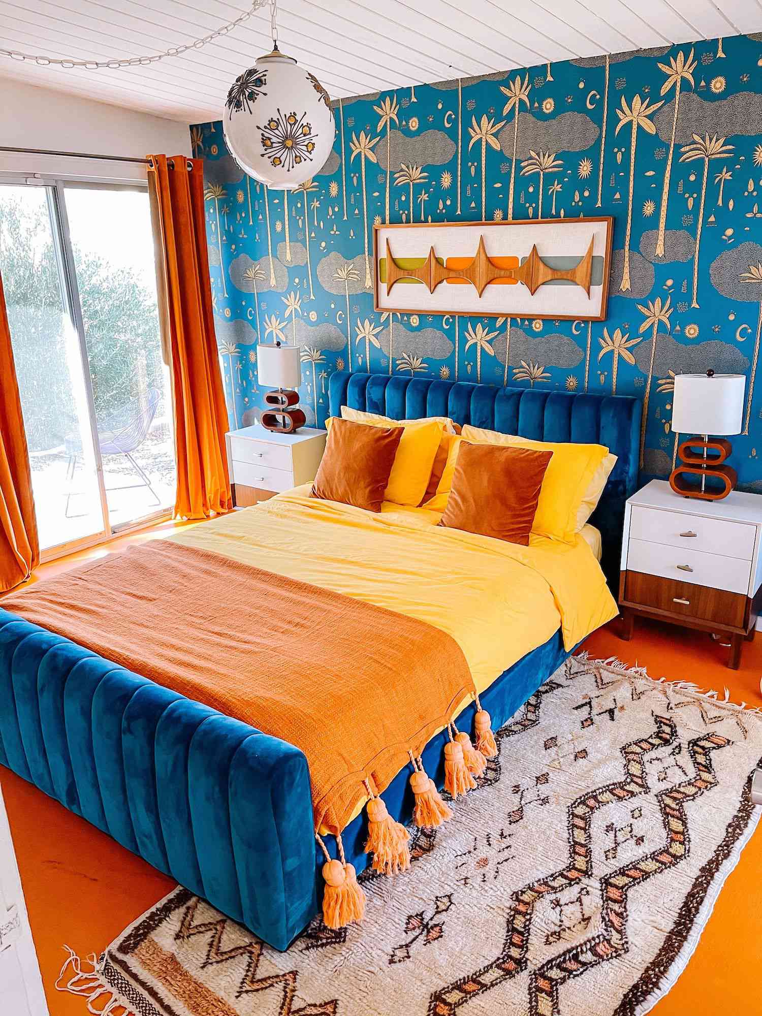 Eklektisches Schlafzimmer mit orange, blau und gelbem Farbschema