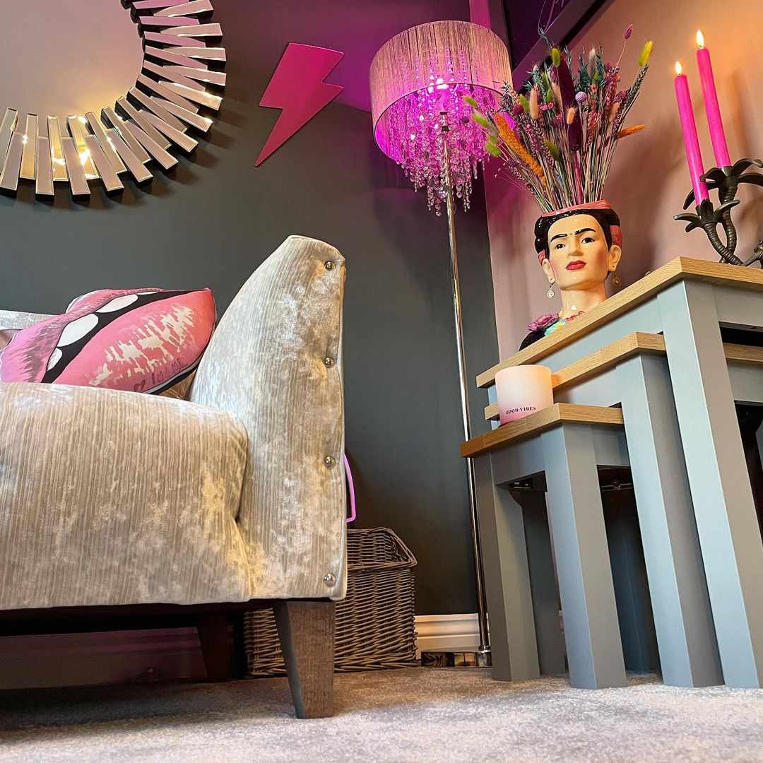 Heißes rosa Wohnzimmer mit Frida