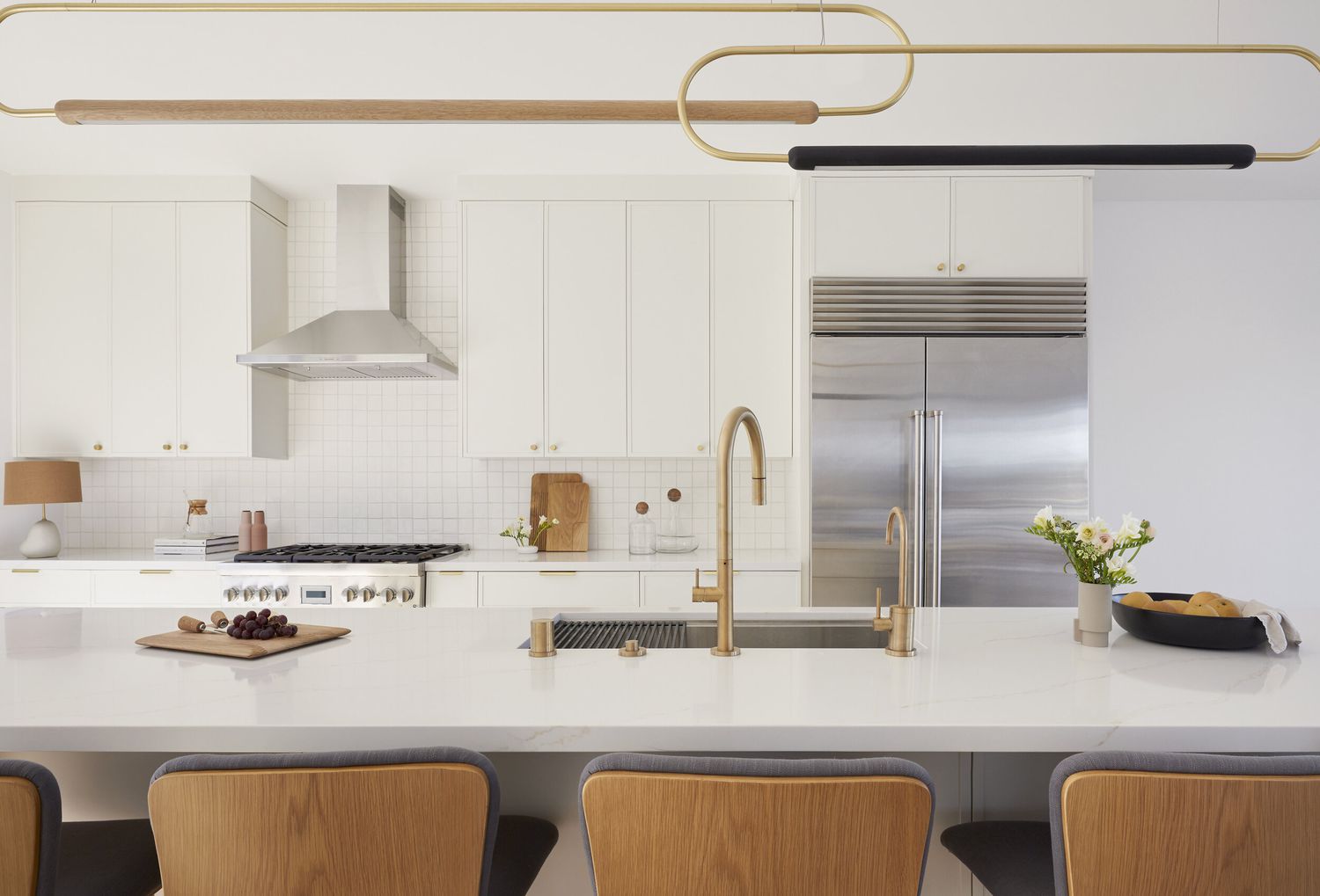 cozinha branca moderna com ferragens douradas