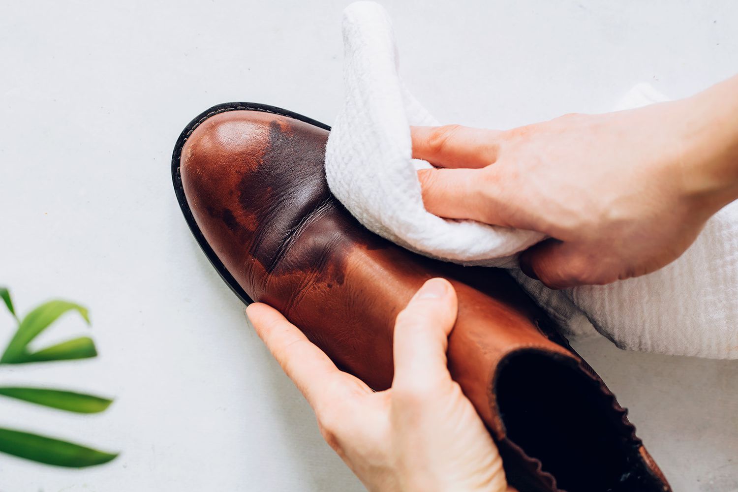 Verwendung eines weichen Tuchs für Schuhe mit Zementflecken
