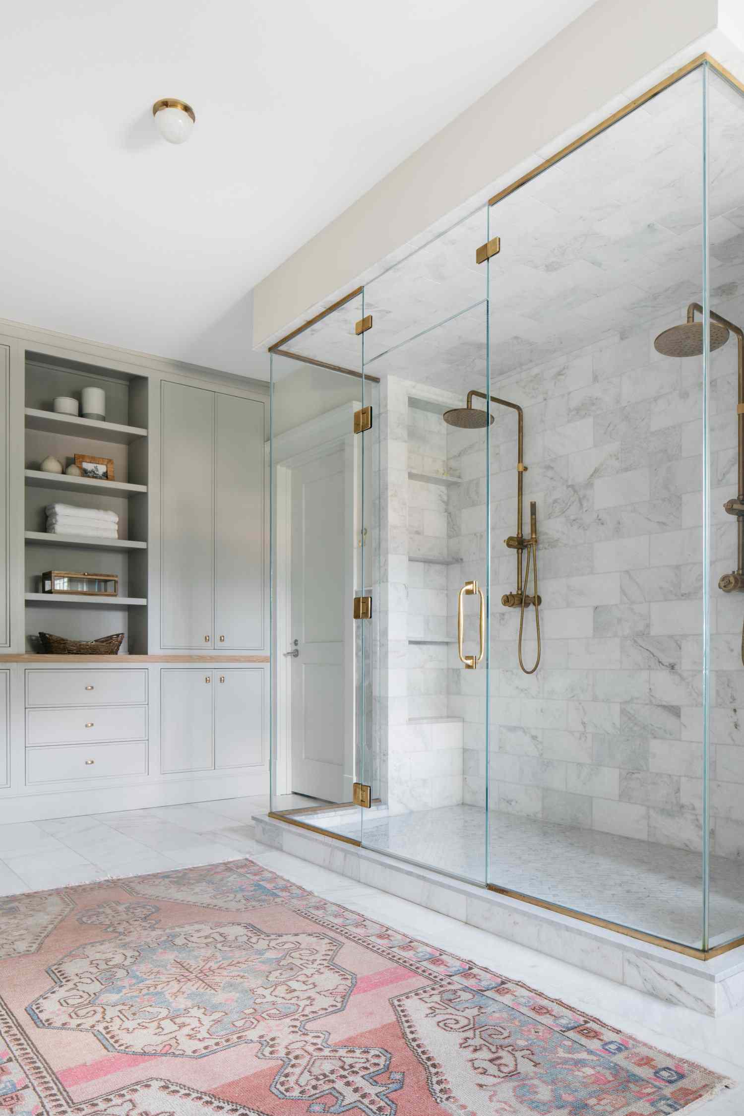 banheiro com chuveiro de mármore com azulejos grandes