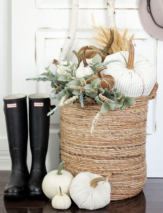 Calabazas y vegetación en una cesta