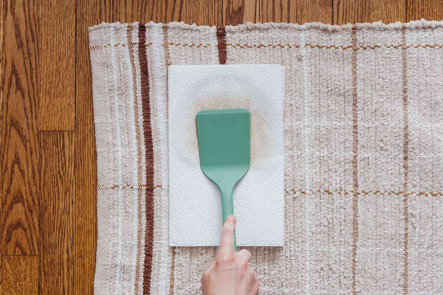 Secar la mancha de refresco con una toalla de papel