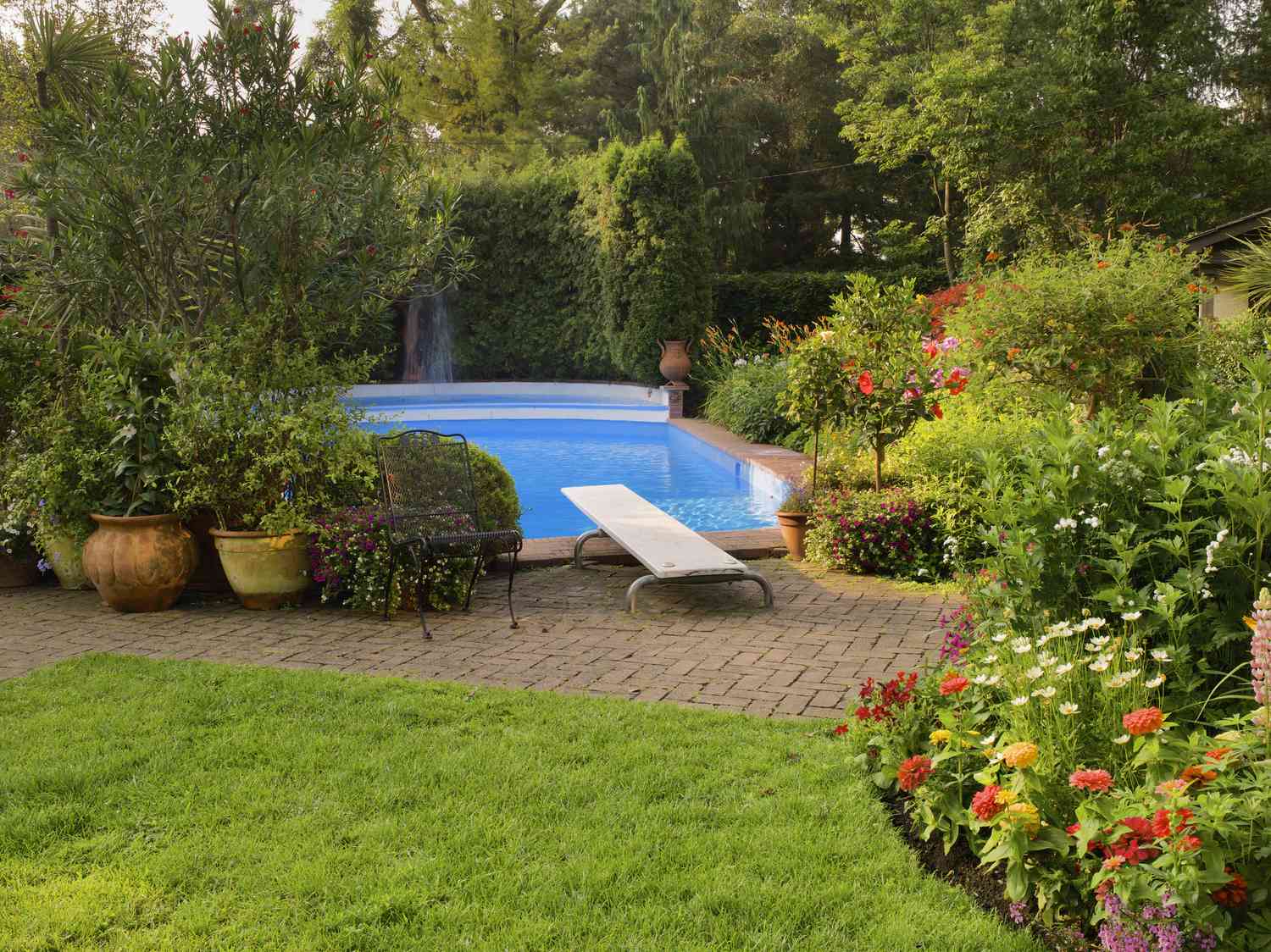 piscina com borda de tijolos