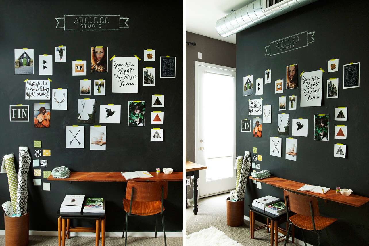 Heimbüro mit schwarzen Wänden und Holzschreibtisch
