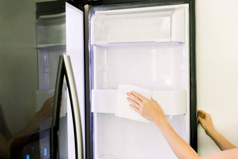 Kühlschrank mit Wasserstoffperoxid desinfizieren