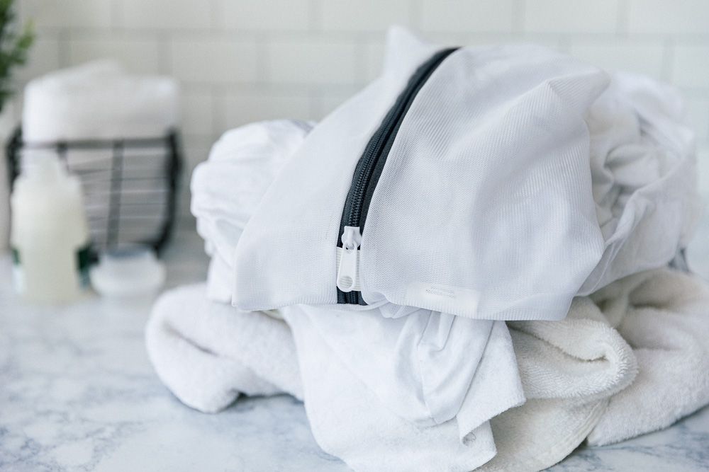 lavar cordones con una carga de ropa blanca