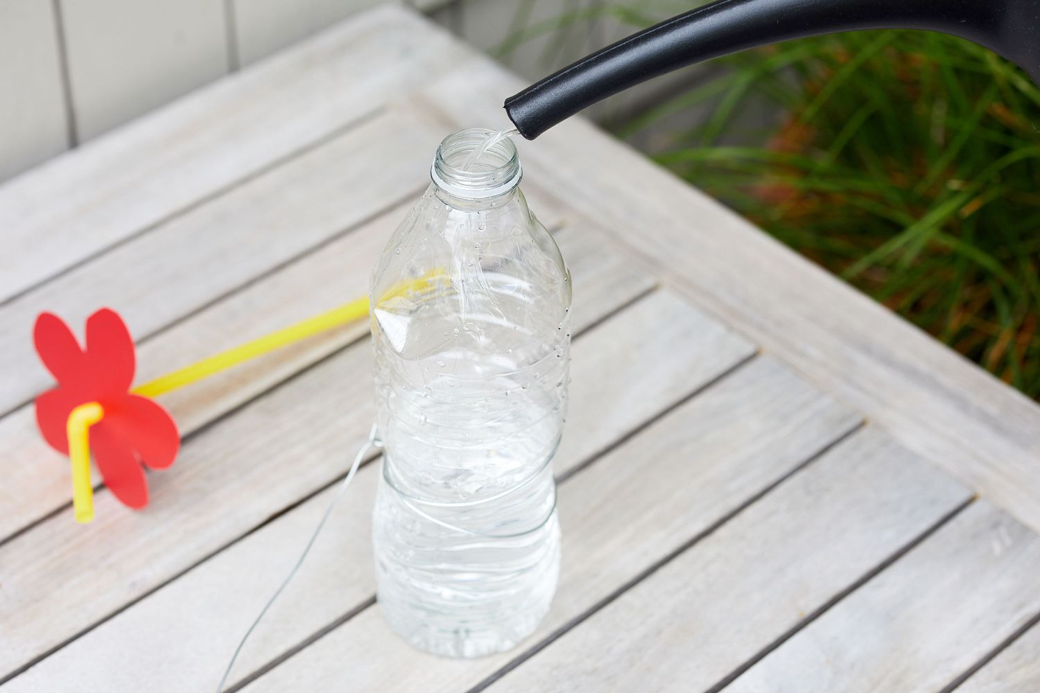 Plastikflasche wird mit Zuckerwasser gefüllt