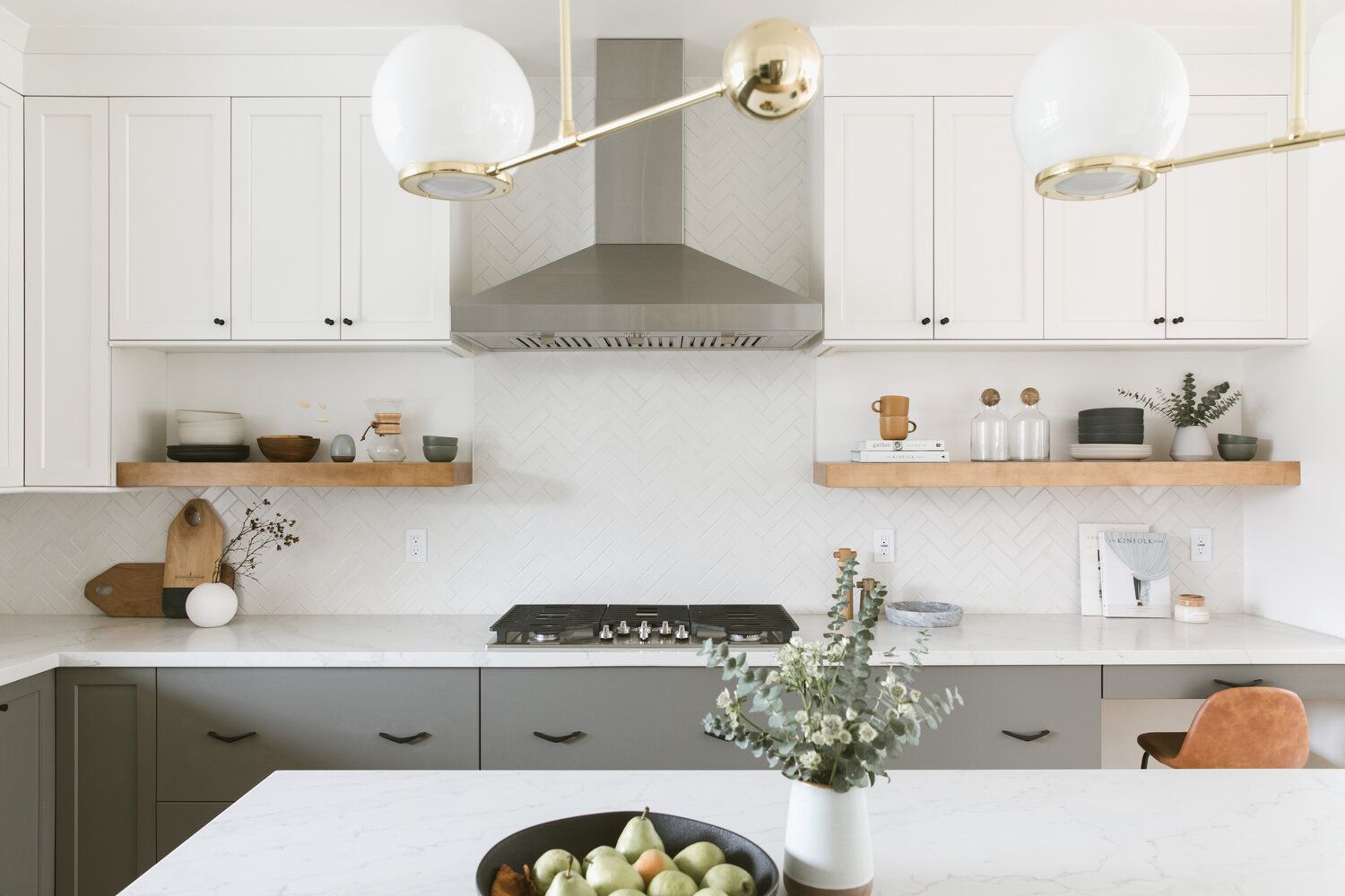 cozinha moderna branca com armários cinza, prateleiras flutuantes de madeira