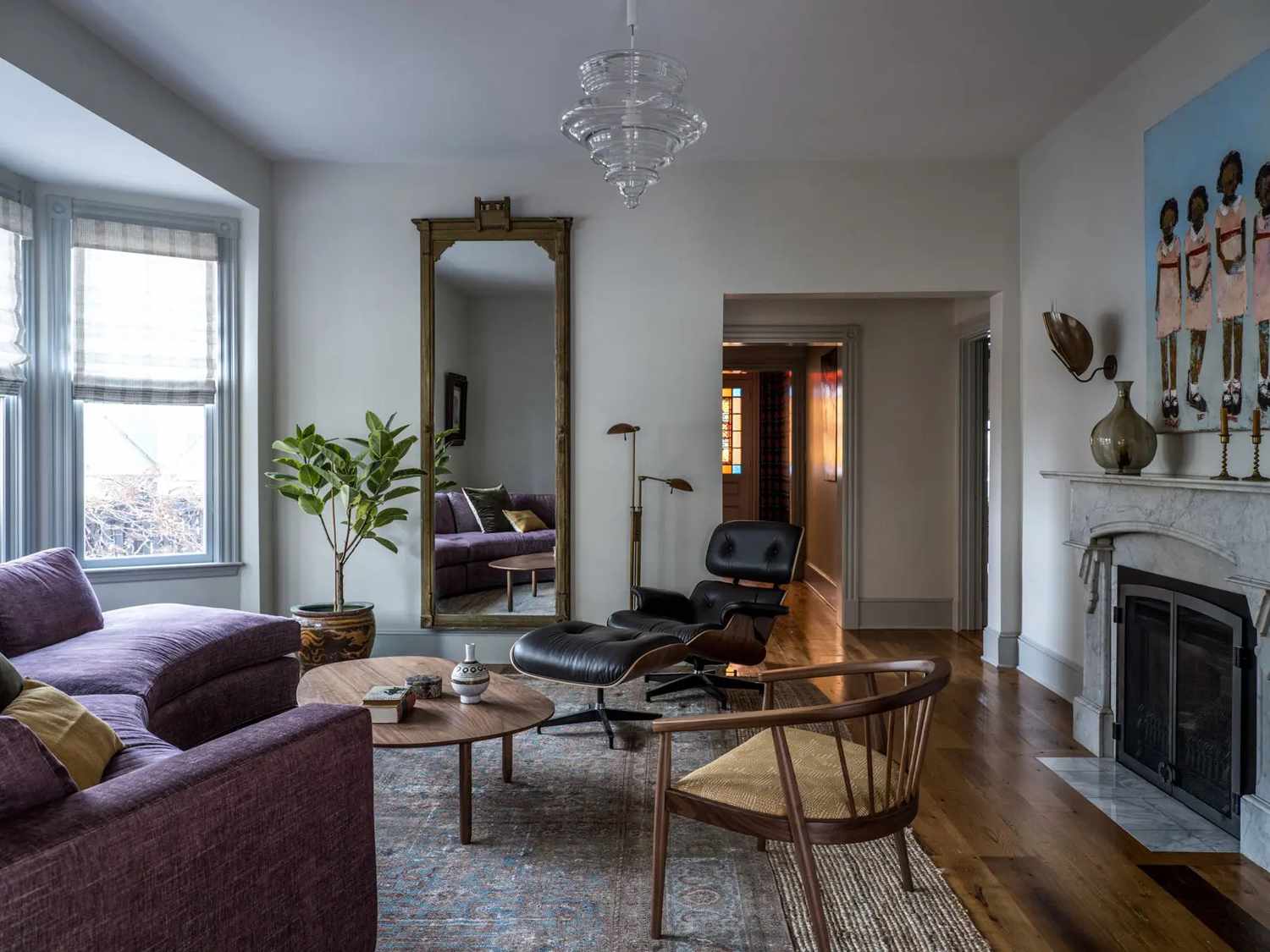Schickes modernes Wohnzimmer mit geschwungener lila Couch.
