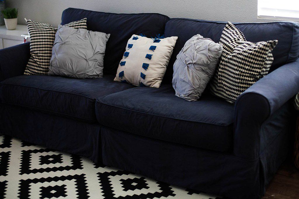 Ein dunkelblaues Sofa mit blauen Wurfkissen.