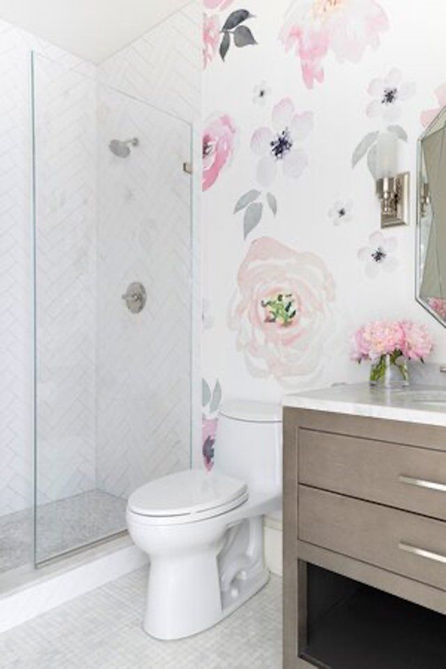 Baño con papel pintado floral