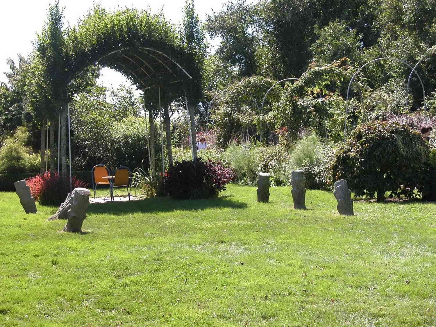 Gartenbestuhlung in voller Pracht