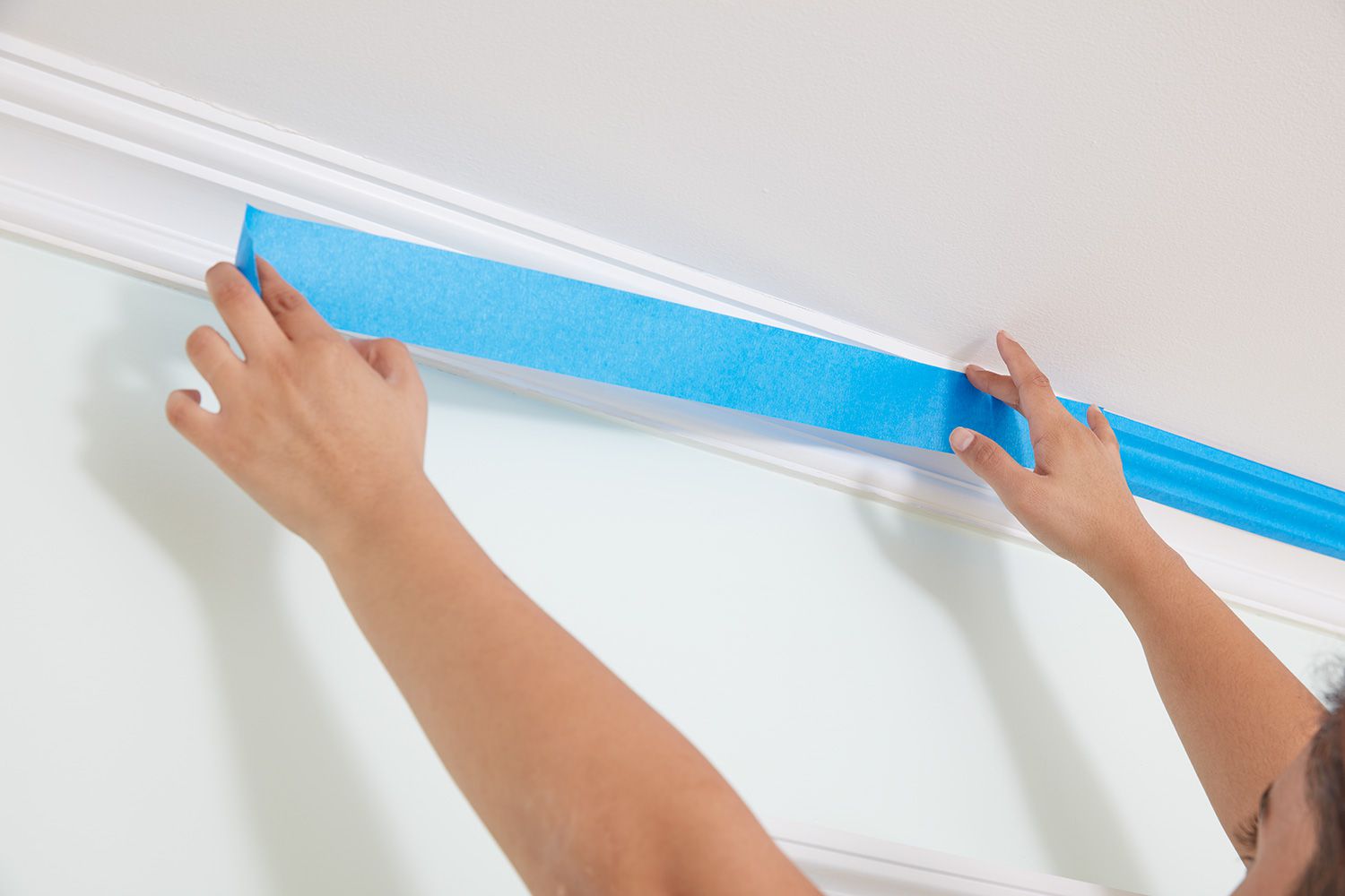 Proteja as superfícies e o acabamento do teto antes de pintar o teto