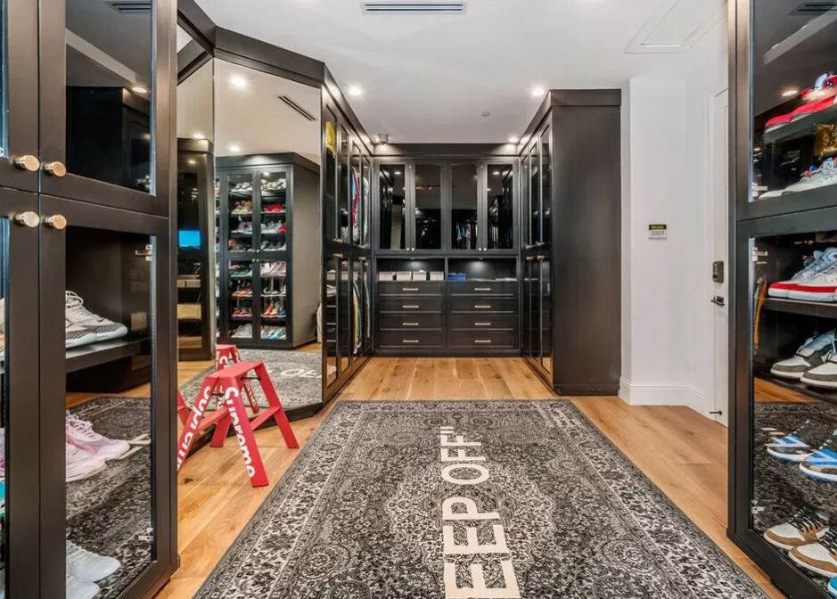 Large walk in closet with an area rug