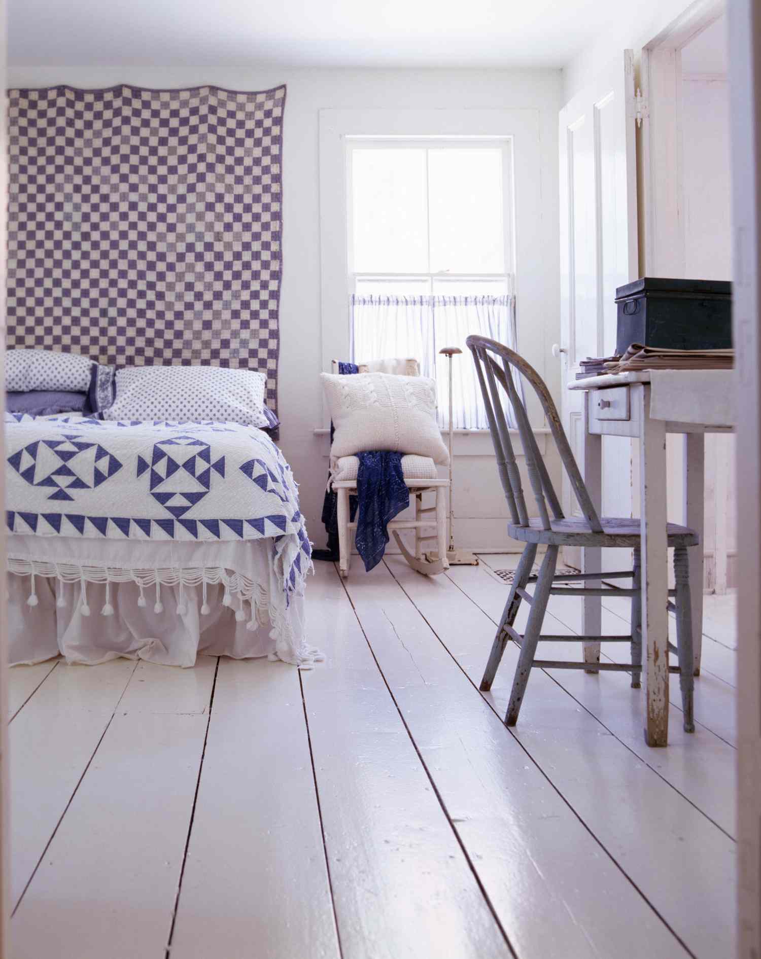 Dormitorio rústico en blanco y azul con tapiz acolchado