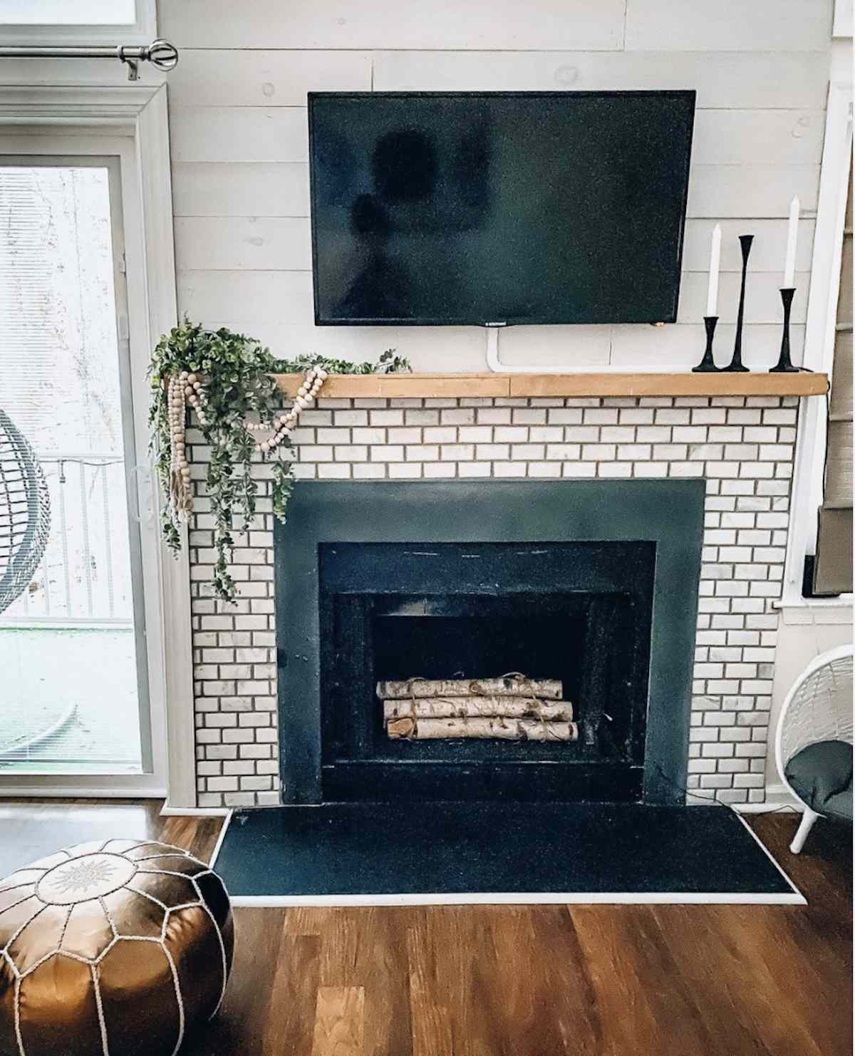 chimenea de azulejos de metro con lechada oscura