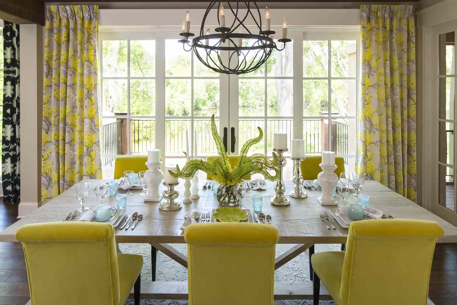 sala de jantar tradicional amarela