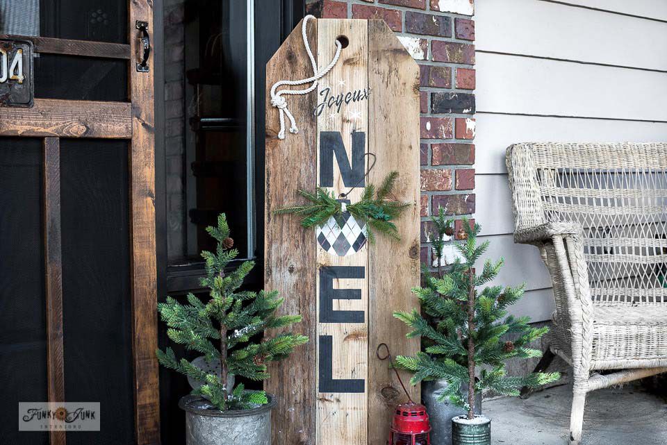 Ein hölzernes Noel-Schild auf einer Veranda