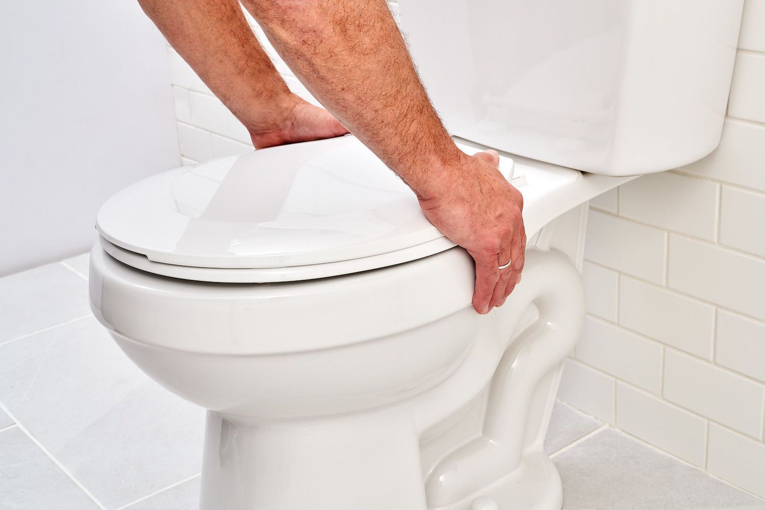 Wie man eine Toilette richtig einstellt, um Lecks zu vermeiden