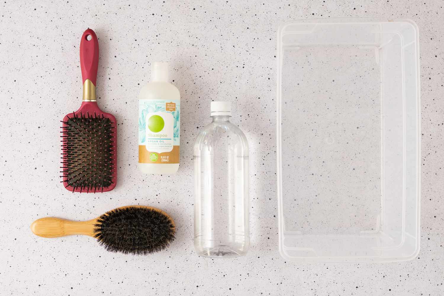 Für die Reinigung einer Haarbürste benötigte Materialien