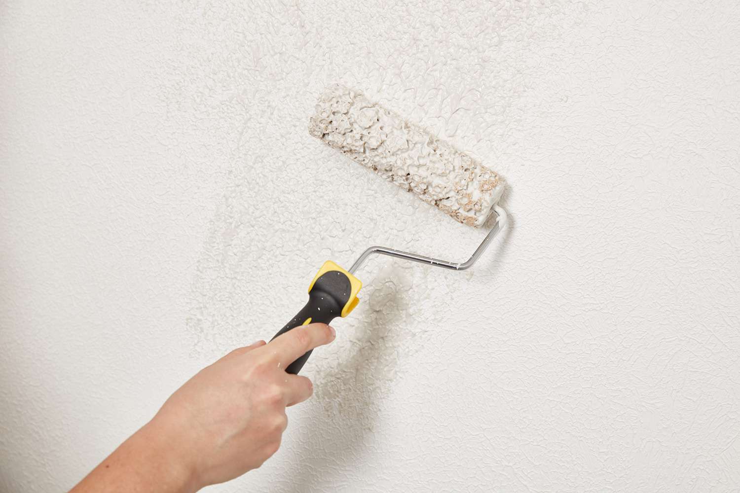 Pasar dos veces el rodillo por la pared con textura