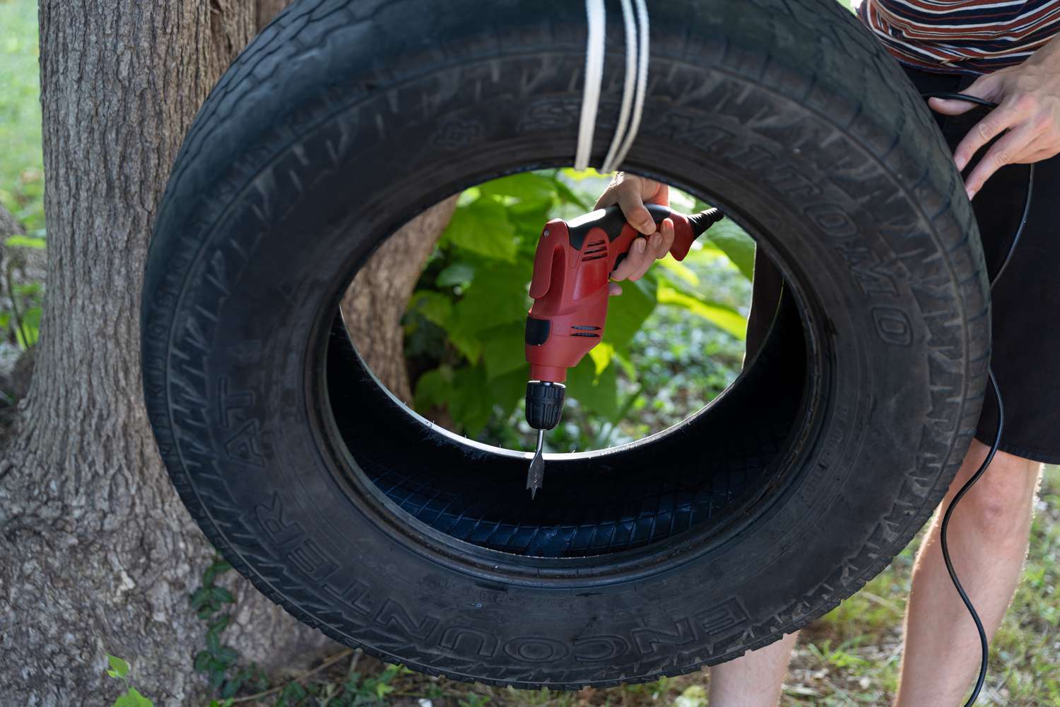 Perforar un orificio de drenaje en el neumático