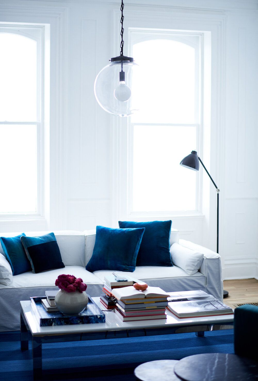 modernes wohnzimmer mit blauen akzenten