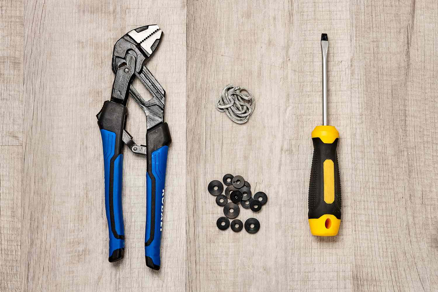 Materiales y herramientas para arreglar una manguera que gotea