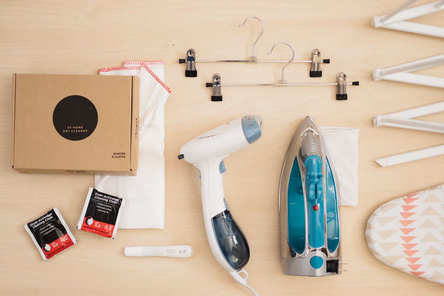 Materialien und Werkzeuge für die chemische Reinigung von Kleidung zu Hause