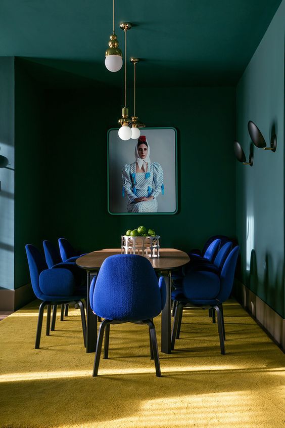Cadeiras azuis e parede na sala de jantar