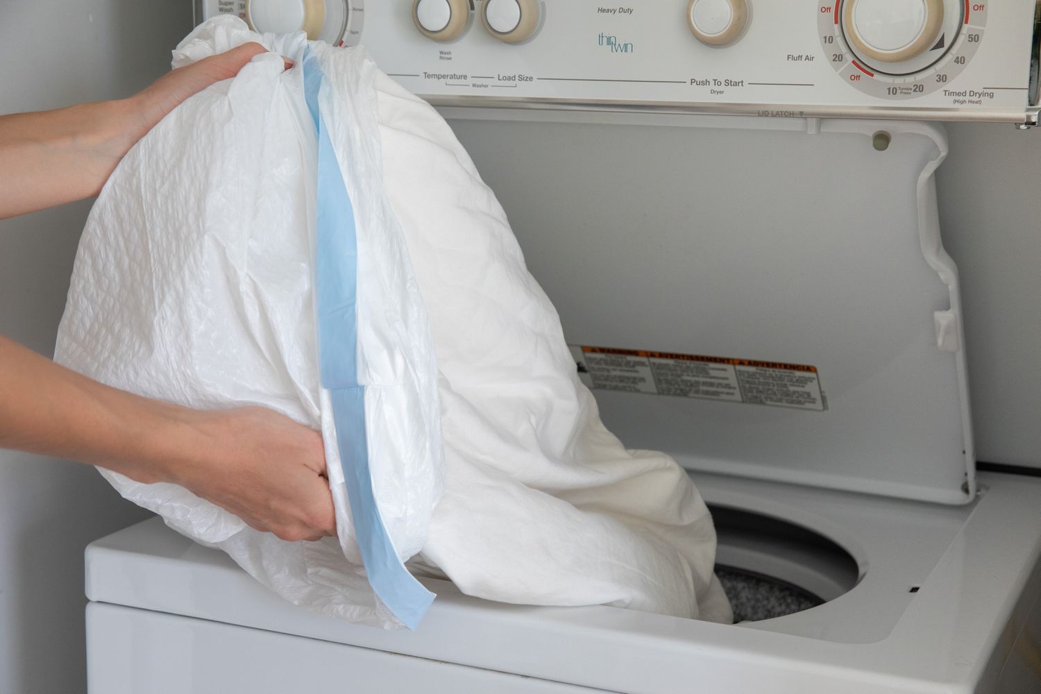 Vêtements infestés de punaises dans un sac poubelle en plastique renversé dans la machine à laver