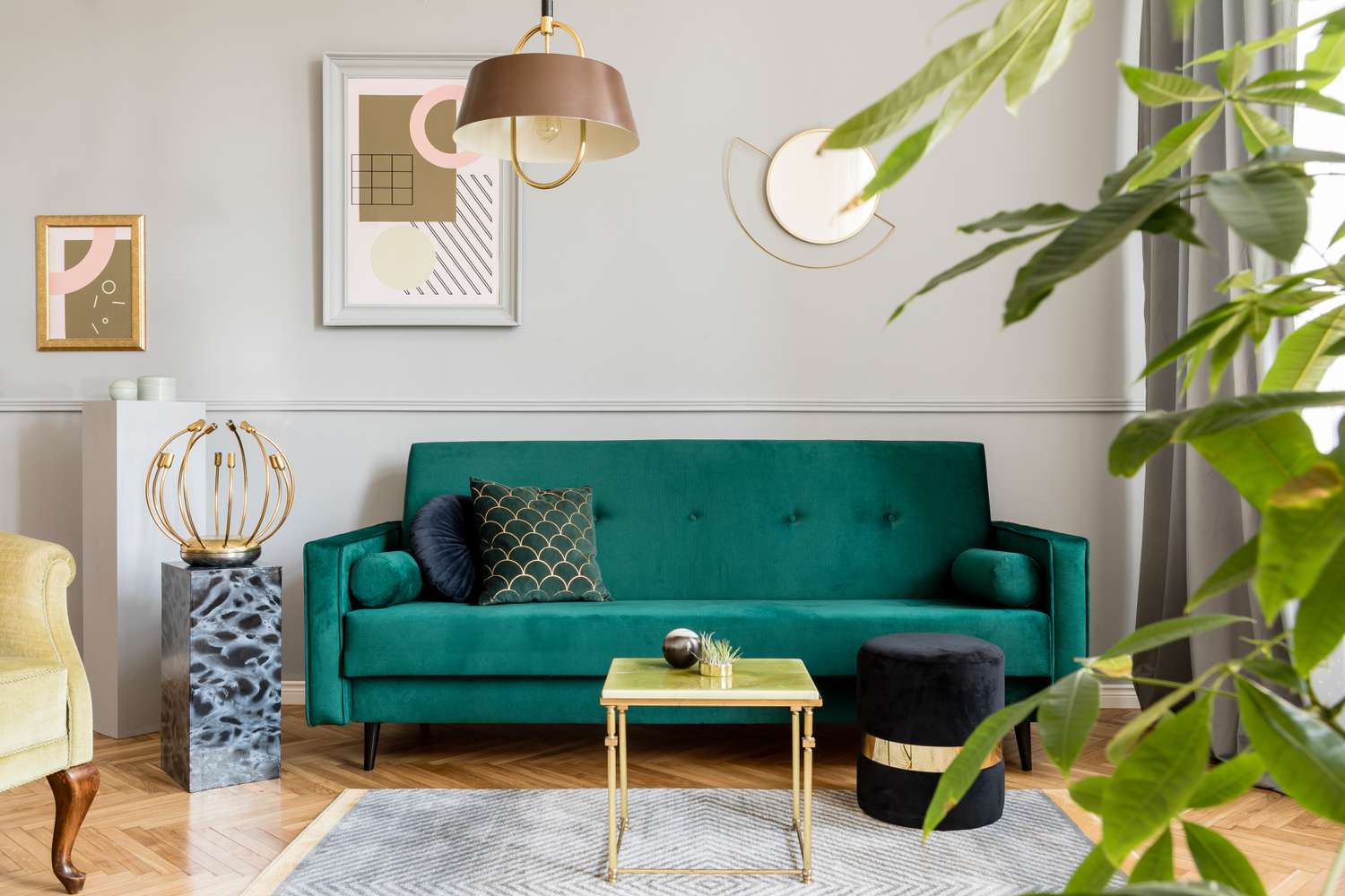 Luxe Emerald Green Sofa Gold Akzente