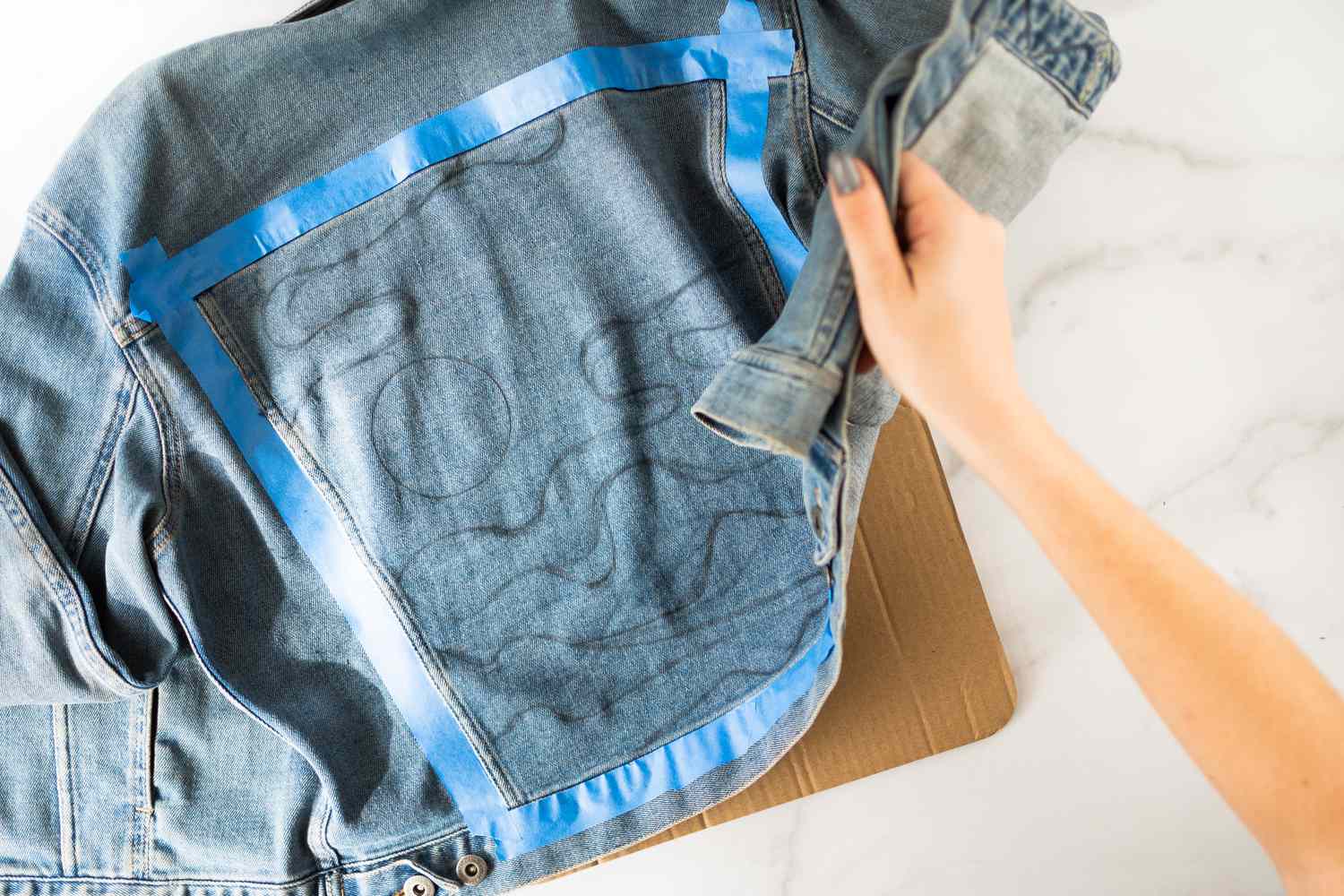 Flache Pappe unter Jeansstoff mit Bleistiftmuster geschoben