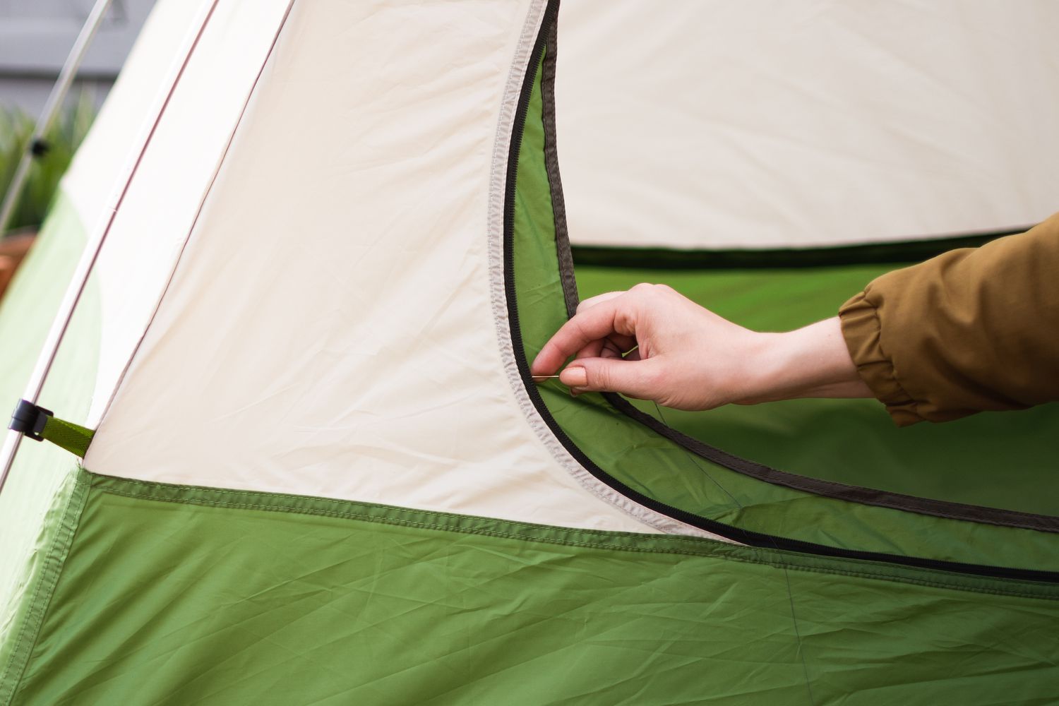 Couture de la tente réparée à la main avec du fil résistant