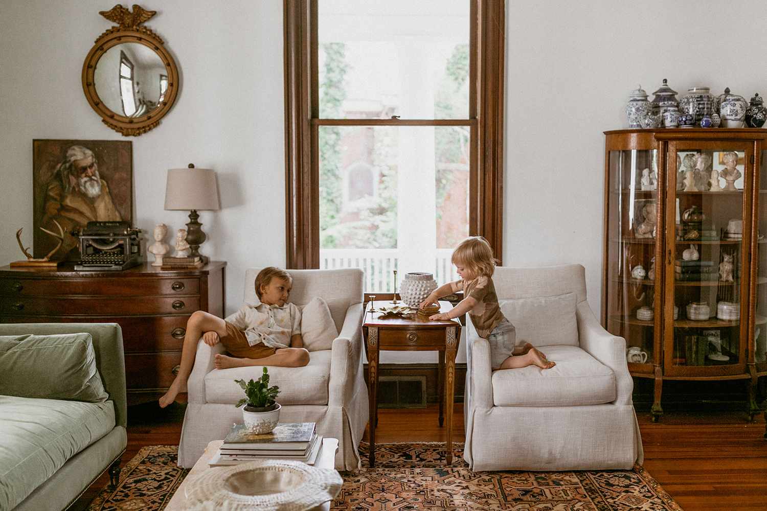 Altes Haus Adam - Kinder im Wohnzimmer